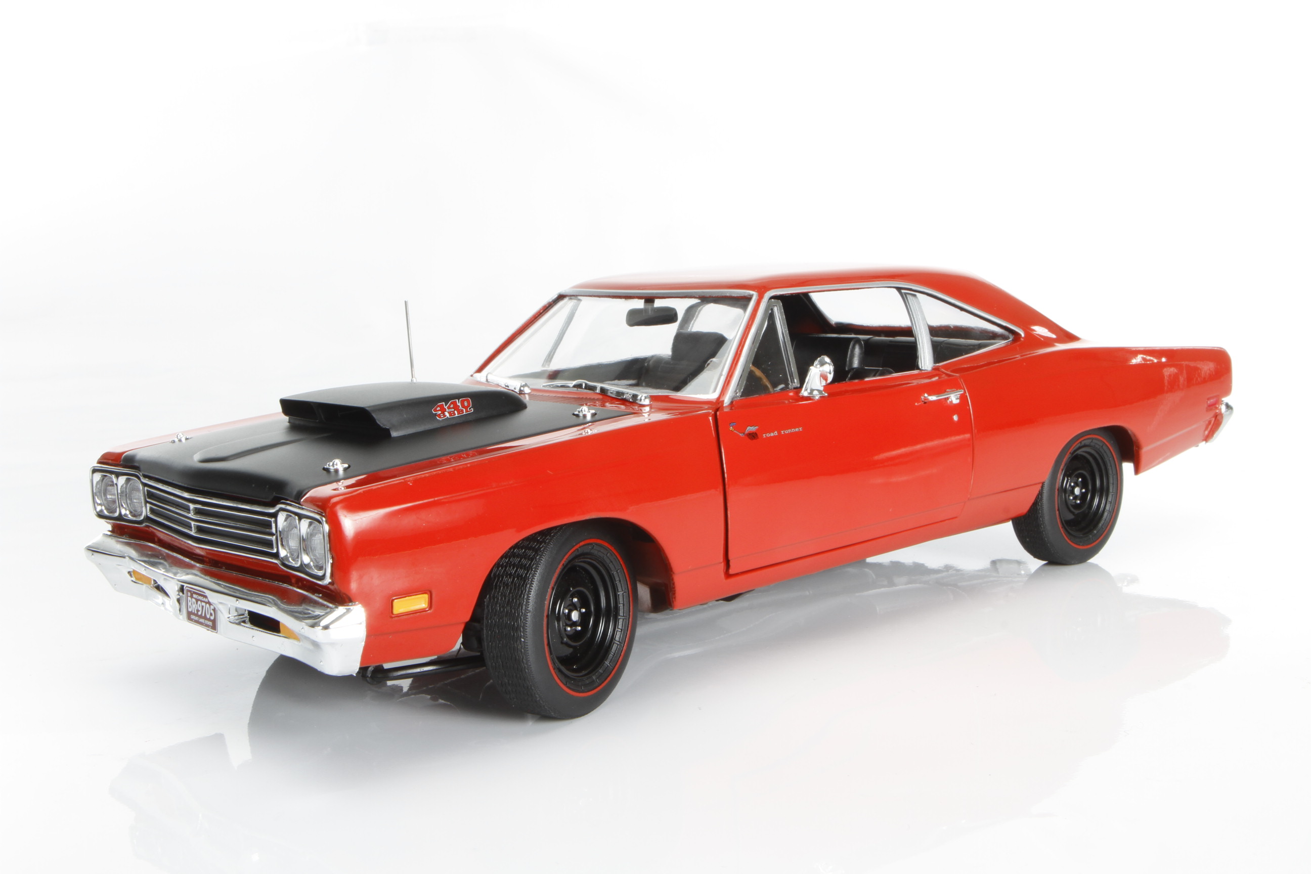 American Muscle Details about   1:18 1969 Plymouth Road Runner Tuxedo Black 
